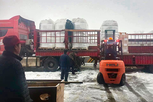 2月12日，物資采供部彬州分部在大雪中卸車，保障物資供應(yīng)(副圖）.jpg
