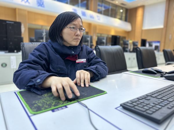 2023年3月24日，師傅劉秋榮在控制室巡檢裝置運(yùn)行狀況工作照。.jpg