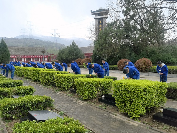 4月3日，全體黨員在烈士園碑區(qū)祭掃陵園、默哀深思.jpg