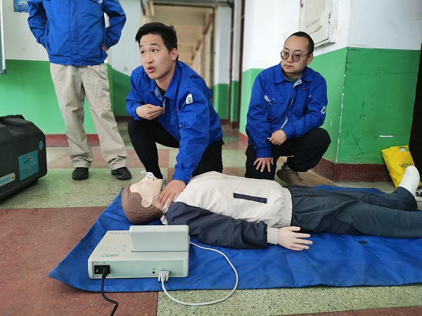 3月31日，應急隊員張晨講解心肺復蘇注意事項.jpg