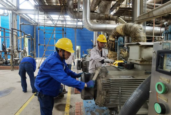 5月13日，電氣檢修人員在雙甲變換裝置進(jìn)行電機(jī)檢修.jpg