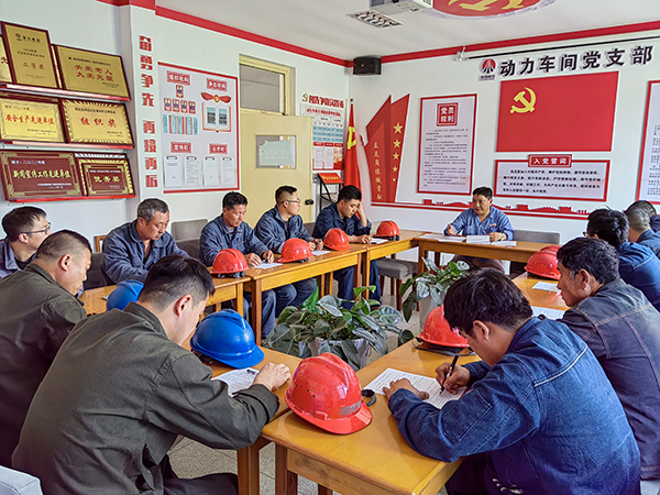 5月16日。動力車間會議室，安全員焦路秦正在給外協(xié)檢修人員培訓(xùn).jpg