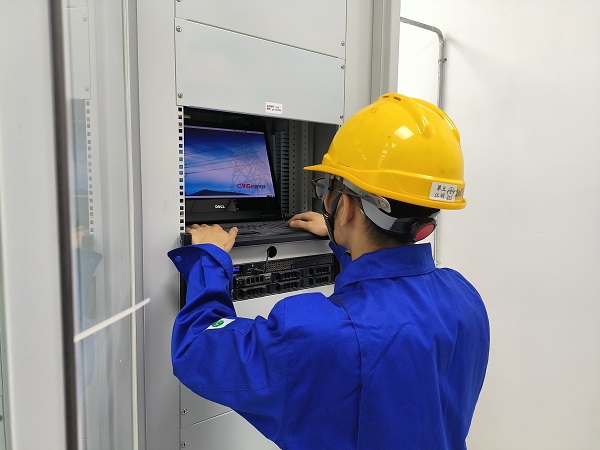 5月25日，計控電儀分部運行員工在檢查微機五防操作系統(tǒng)是否流暢。.jpg