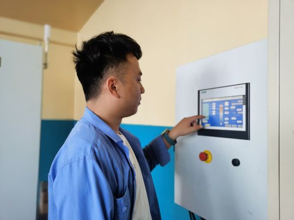7月26日，尿素車間化工四班于堯?qū)αＷ永鋮s器運(yùn)行工況進(jìn)行調(diào)整.jpg