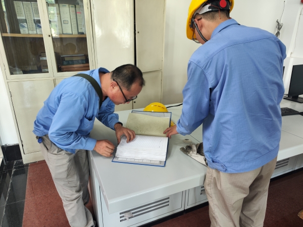 師帶徒，8月21日，老師傅王益在一期控制室為新員工胡含朗講解儀表設(shè)備圖紙.jpg