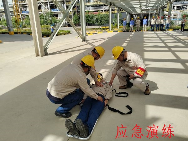 6月12日上午，制氣車(chē)間開(kāi)展丙烯泄漏應(yīng)急演練，上圖為演練中搶救人員對(duì)暈倒職工進(jìn)行心肺復(fù)蘇急救紀(jì)實(shí)照片.jpg