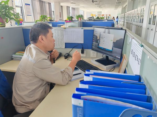 圖1 8月27日，安全員陳科武給現(xiàn)場監(jiān)護人員打電話強調(diào)安全有關(guān)事項。.jpg