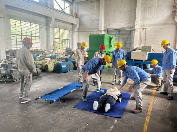 近日，為了提升員工的安全應(yīng)急處置能力和實(shí)踐技能，計(jì)控電儀部組織檢修一班進(jìn)行觸電應(yīng)急演練.jpg