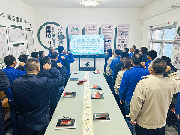 10月21日下午，物料車間黨支部開展了以“敲響廉潔警鐘、繃緊安全之弦、筑牢廉潔安全‘雙防線’”為主題的警示教育活動(dòng)，--圖為職工進(jìn)行安全承諾宣誓.jpg