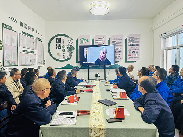 10月21日下午，物料車間黨支部開展了以“敲響廉潔警鐘、繃緊安全之弦、筑牢廉潔安全‘雙防線’”為主題的警示教育活動(dòng)，--圖為觀看廉潔警示教育專題片.jpg
