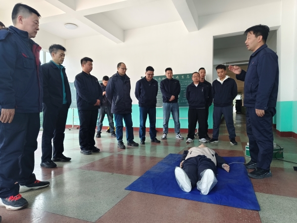 3月21日，應(yīng)急隊(duì)員寧修生在尿素車間講解心肺復(fù)蘇.jpg