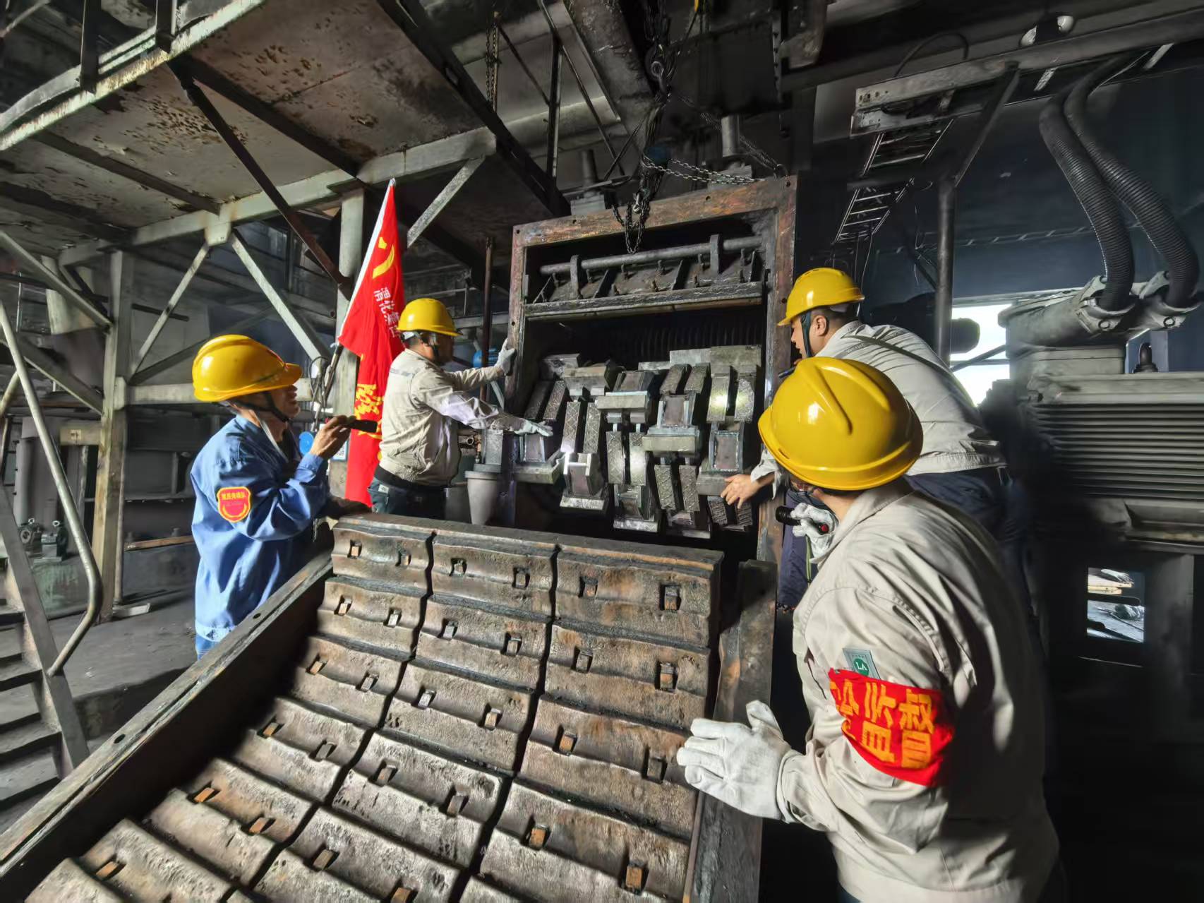大檢修現(xiàn)場-技術(shù)員贠文軍與林佳峰、安全員李青、黨員黨曉波查看細(xì)碎機(jī)篩軸安裝情況.jpg
