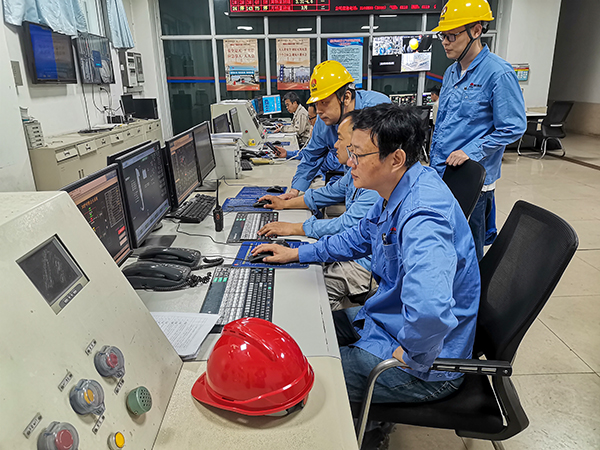 4月21日，3號鍋爐點爐，車間各工藝人員正在精心操作，嚴密監(jiān)控.jpg