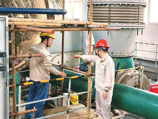 7月5日，清理凝汽器現(xiàn)場，副主任秦昊正在叮囑青工賀國慶注意事項.jpg
