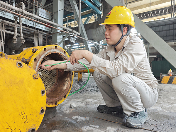 7月6日，動力車間三期現(xiàn)場，李云飛正在清理油冷器.jpg