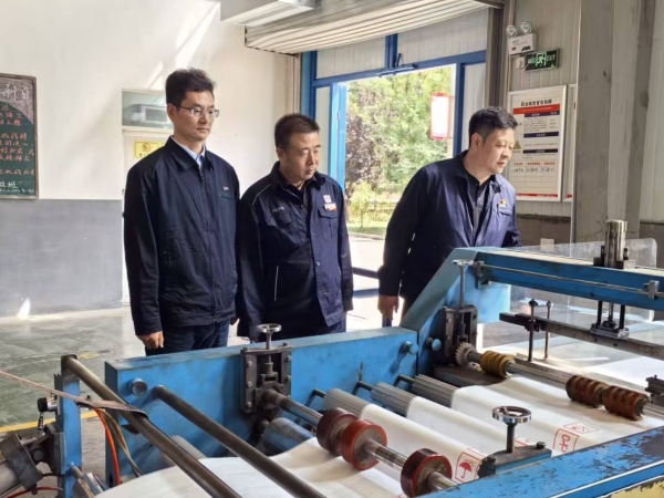 9月22日，延長石油物流包裝制品分公司總經(jīng)理在重載膜車間，結(jié)合生產(chǎn)實際，向渭河塑業(yè)考察人員詳解工藝與管理要點。.jpg