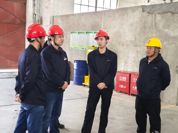 11月5日，公司領(lǐng)導(dǎo)任黨宏深入庫房檢查 (2)(1).jpg