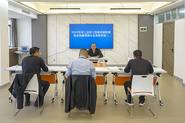 論文答辯現(xiàn)場(chǎng)  600.jpg