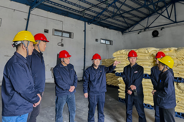 11月6日上午，公司總工程師馬軍忙深入現(xiàn)場開展安全專項(xiàng)檢查，圖為硫磺庫 (1).JPG