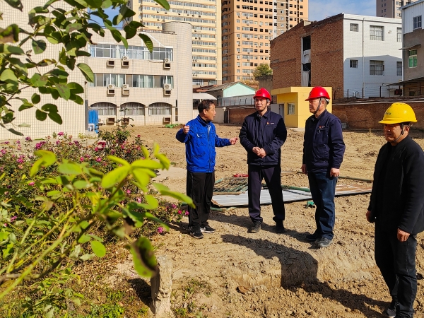 11月20日上午，集團(tuán)公司黨委書(shū)記、董事長(zhǎng)、總經(jīng)理趙強(qiáng)親臨辦公樓南側(cè)綠化改造升級(jí)工程現(xiàn)場(chǎng)實(shí)地督導(dǎo)工作-1.jpg