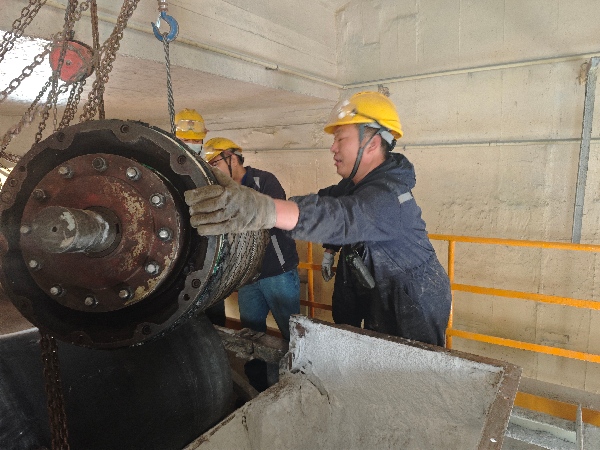 081765155825813887.jpg 黨劉偉進(jìn)行滾筒的復(fù)位吊裝作業(yè)(1).jpg